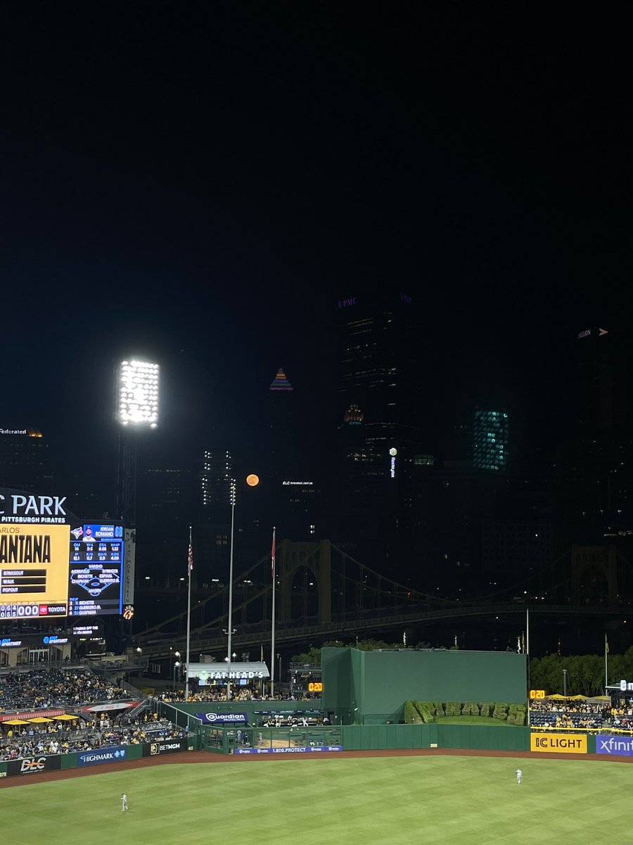 MLB_BaseballSky's tweet photo. RT @caltomare_12: Love this view 🌕  @Pirates 
@MLB #baseballsky #Pittsburgh https://t.co/50WQrglEWh