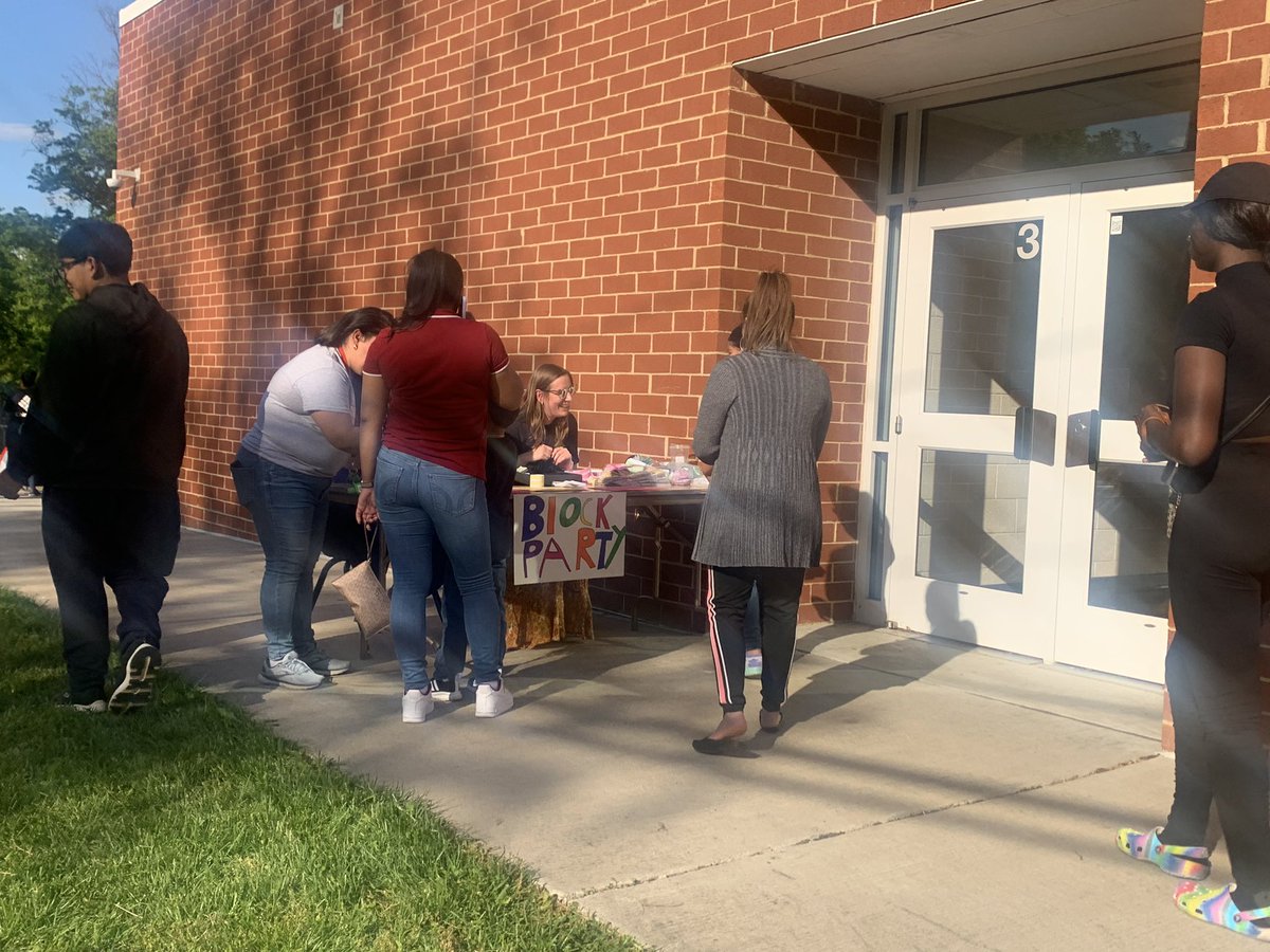 LoreeYWilliams's tweet photo. Who rocked the block? Featherstone Elementary did it big today at hosting a Block Party for students! Thank you to all the teachers and community volunteers who showed up and showed out for the students!

@FeatherstonePWC https://t.co/KXeosbNAQ5