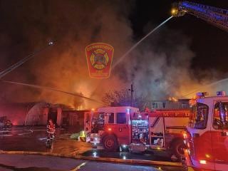ctfirephoto's tweet photo. HAPPENING NOW! CFPA President Glenn Duda @allhandsworkin is also on scene of the #Meridan #CT 4th Alarm #fire https://t.co/qbJxo8VwWL