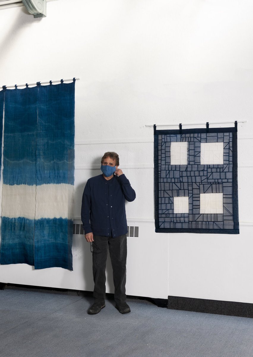 New APP Artist Alert 👨‍🎨 𝐃𝐚𝐫𝐢𝐮𝐬 𝐇𝐨𝐦𝐚𝐧𝐲𝐨𝐮𝐧𝐩𝐨𝐮𝐫

Indigo Rag Painting No. 5 indigo-dyed haori and kimono linings, fragmentary historic coverlet, 2022

#HiSAM #HiSAMLife #HawaiiSFCA #ArtInPublicPlaces #Accession #DariusHomayounpour #TextileArt #KimonoSilk #Haori