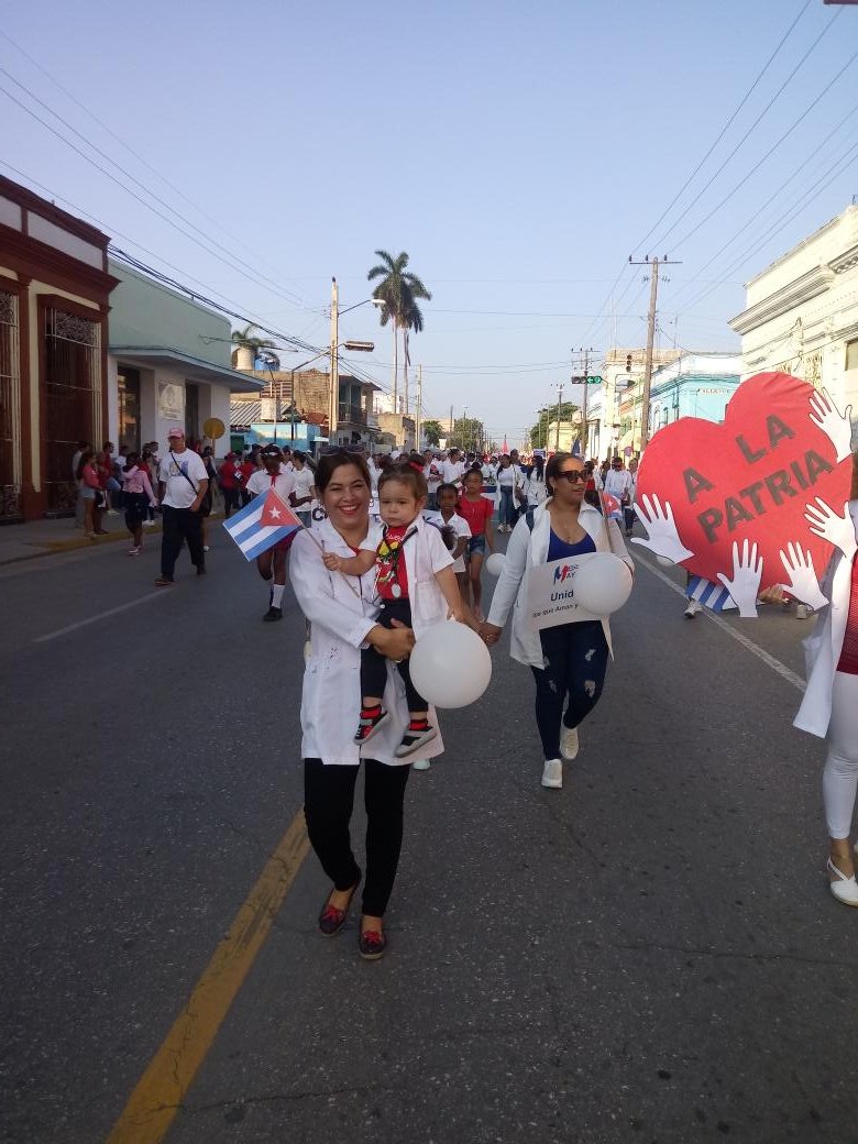 dms_cardenas's tweet photo. Con alegría se vivió el desfile de hoy, demostrando que es la fiesta de los trabajadores.
#CardenasEnVictoria #5Mayo https://t.co/4TgIw2Y4yI