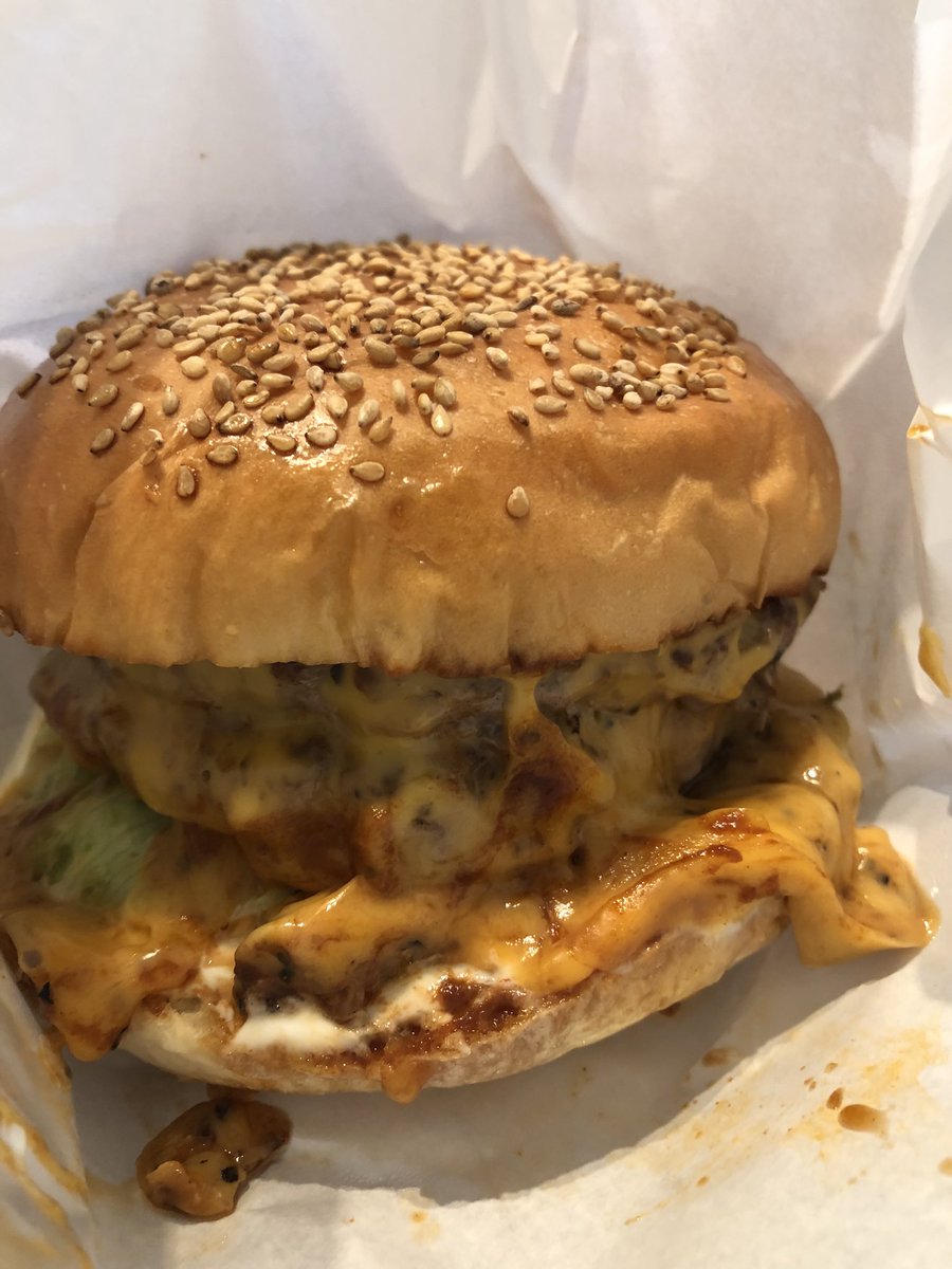 sportcurator's tweet photo. 🍔はダブルチーズバーガー1択✨
#ハンバーガー
#Brotherz
#ピクニック https://t.co/FJRGOfHYAE