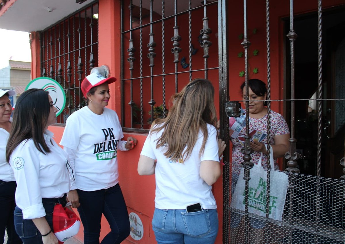 OnmpriNacional's tweet photo. En Saltillo, #Coahuila, nuestra Presidenta @MonseArcosV acompañó a @MBarbaraCepeda, candidata a Diputada Local por el Distrito 14, a platicar de su propuesta política con las y los vecinos de la colonia Santa Cristina.

#TocaToca
#PaDelanteCoahuila https://t.co/xem8YdWtJx