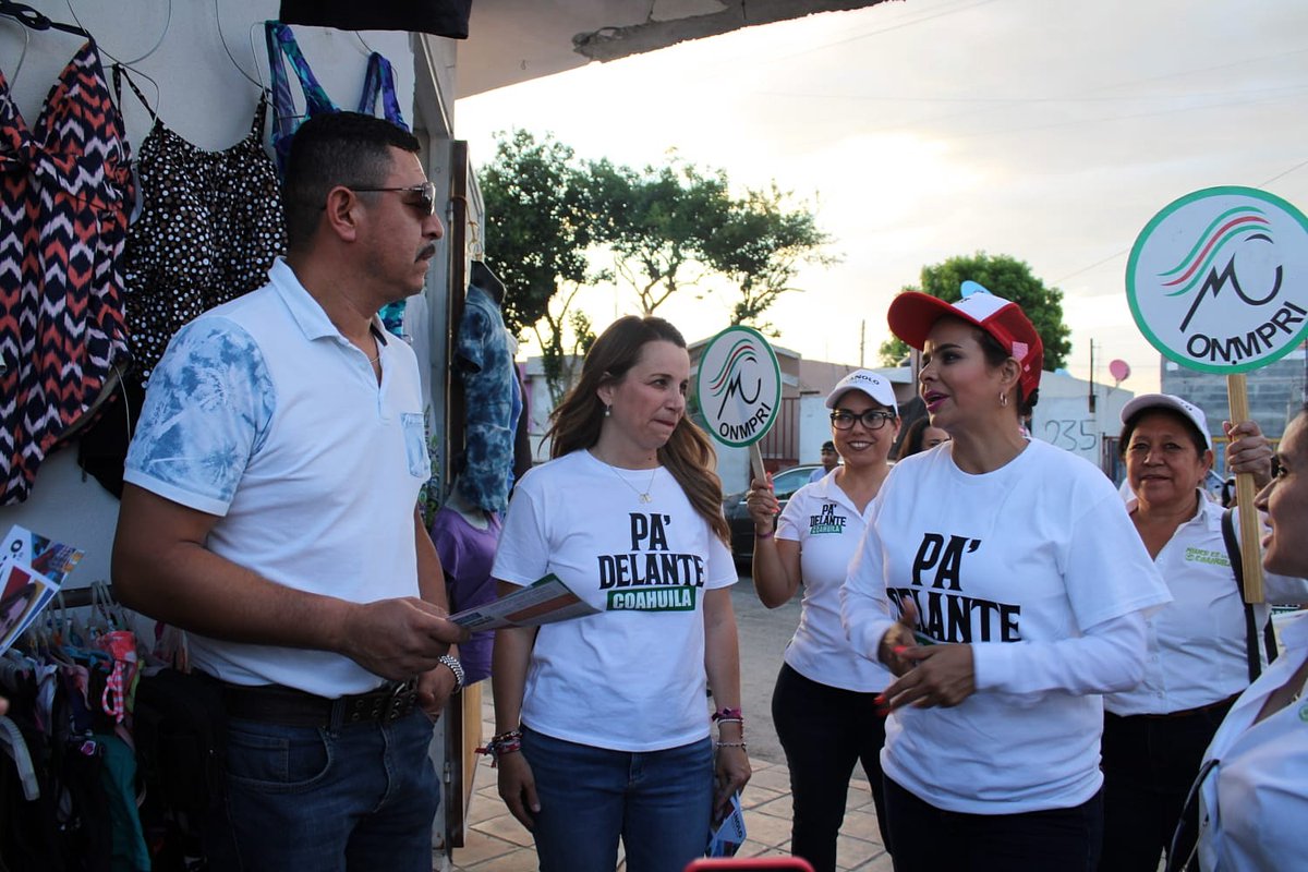 OnmpriNacional's tweet photo. En Saltillo, #Coahuila, nuestra Presidenta @MonseArcosV acompañó a @MBarbaraCepeda, candidata a Diputada Local por el Distrito 14, a platicar de su propuesta política con las y los vecinos de la colonia Santa Cristina.

#TocaToca
#PaDelanteCoahuila https://t.co/xem8YdWtJx