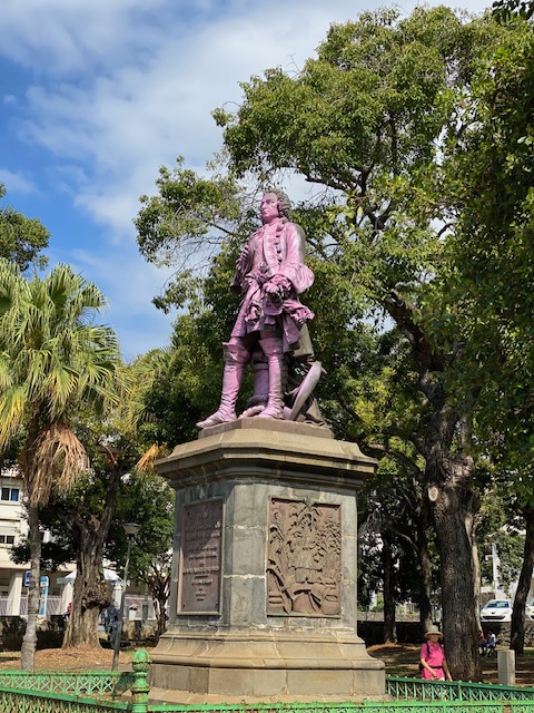 jclvallee1's tweet photo. #LA_RÉUNION🇫🇷🏝️⚡️Les destructeurs du patrimoine réunionnais mis en échec. La #Région_Réunion s'oppose au déboulonnage de la statue de #Mahé_de_Labourdonais entrepris par la maire macrocompatible #Ericka_Bareigts et soutenu par le #Préfet de #La_Réunion et le Général des #FAZOI. https://t.co/ja5HKPy7cU