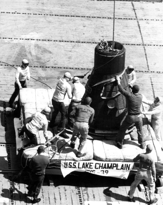 #OTD #USNavy Cdr. Alan Shepard Jr. makes the first U.S. manned space flight in the Freedom 7 'Mercury' capsule. #USSLakeChamplain (CVS-39) recovers the capsule after the 15-minute flight. 🚀 

#NavyHistory @NASA