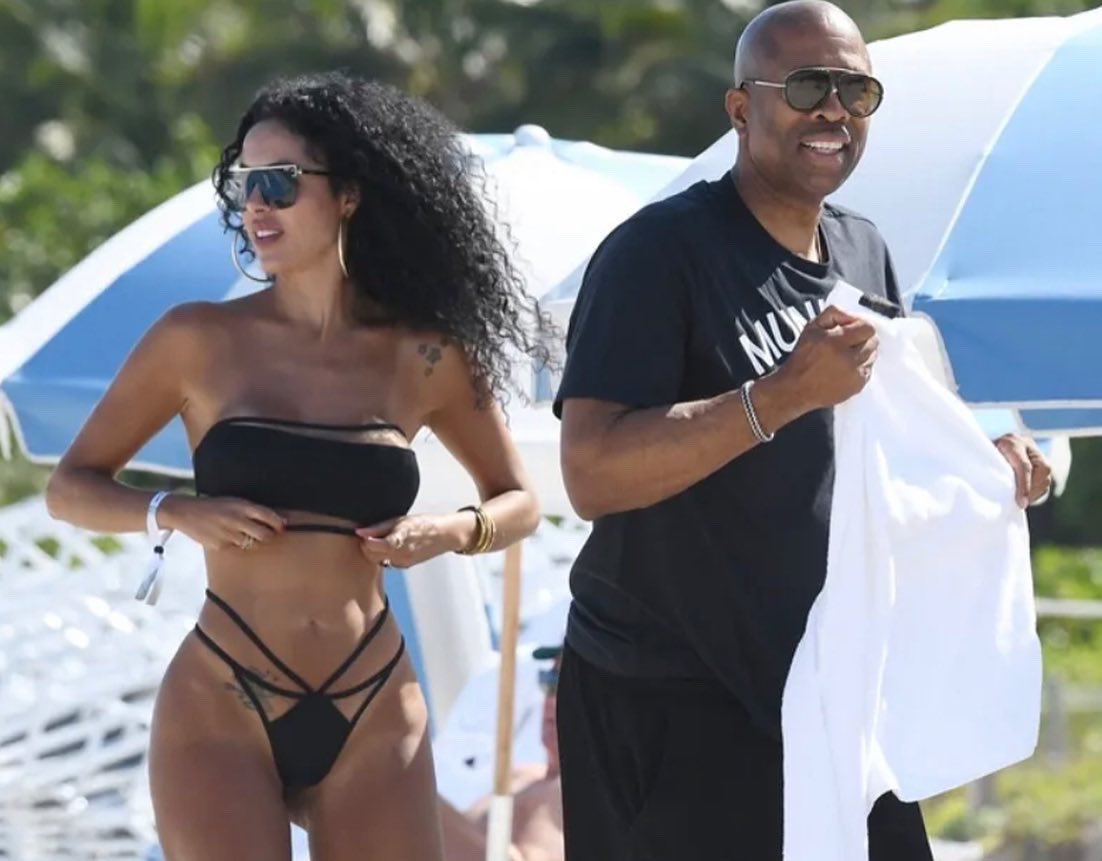 Basketball Within Borders - Kenny Smith spotted on another Miami Beach  date ☀️ 🏝️