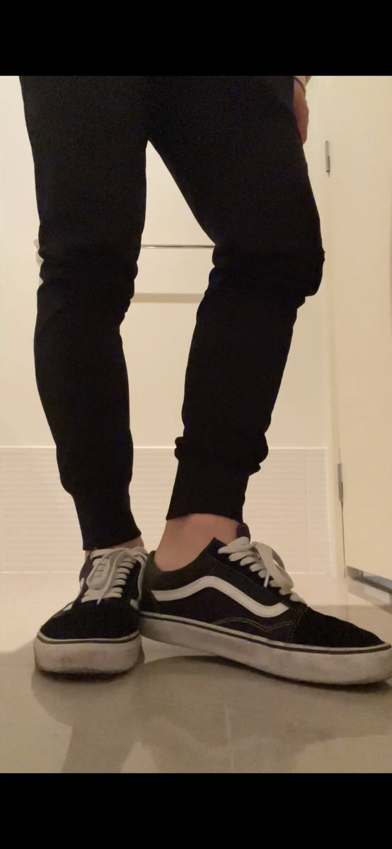 sockless_kai's tweet photo. My sweaty feet from gym made my vans so hot and sticky

#nosocks https://t.co/RhALMrJ2k3