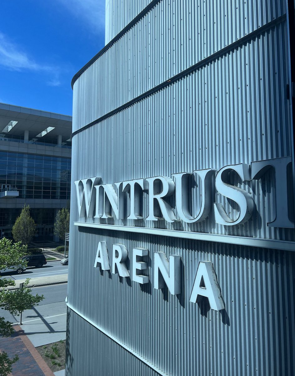 ChiCityColleges's tweet image. Join us TODAY for the City Colleges of Chicago 2023 Commencement at @WintrustArena! 🎓

The morning ceremony will begin at 10AM &amp;amp; the afternoon ceremony at 3:30PM, stream both ceremonies here: ccc.edu/graduation

Be sure to engage with us throughout the day using #GradCCC!