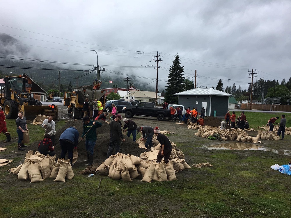 We are still looking for volunteers to fill sandbags for the community. Head over to KP Park in the Village of Salmo. Make sure to read the Sandbag Safety for Volunteers Bulletin to know what to bring and what to wear: rdck.ca/assets/Service…