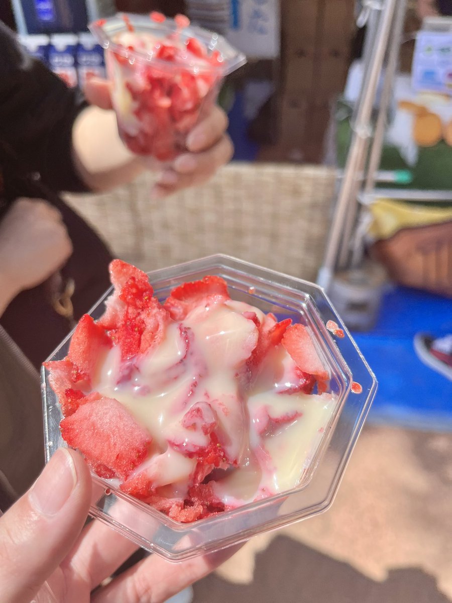 Ciel85967006's tweet photo. 🍴削りいちご
待ちに待った休日…
日比谷公園のフェスに参戦
🍓100％かき氷にたっぷりの練乳🤤
夏のような日差しで美味さ倍増🍧
昼間から飲んで食って最高だったけど
仕事の呼び出しくらって即終了😇

#外食記録
#お腹ペコリン部 https://t.co/SThFlpXRZ3