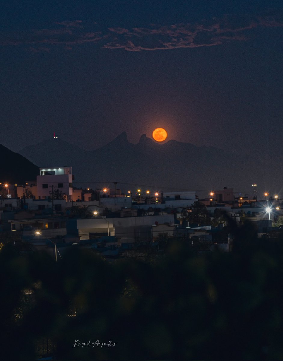 RaquelArguelle3's tweet photo. "Que esta noche puedas poner en armonía tu cuerpo,  mente y alma". 

Que descansen. 

Así la luna de hoy!

#nikonmx
#luna #Monterrey https://t.co/iuroVYXMeQ