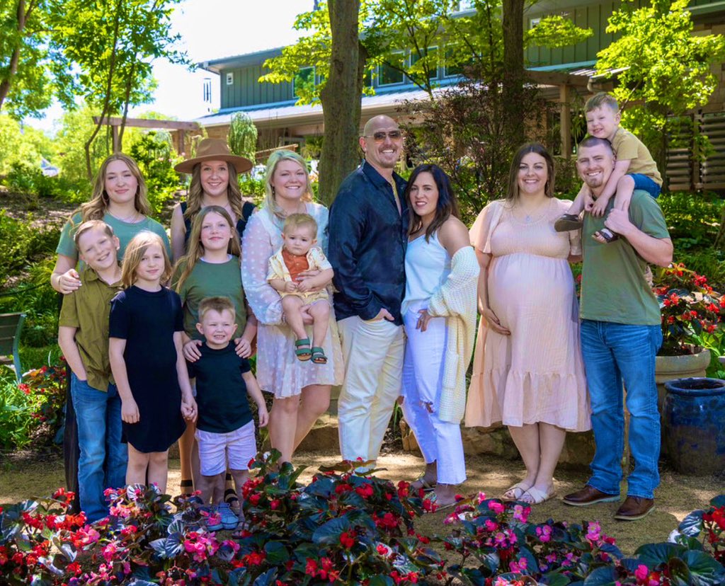 LOUDMOUTH_ETH's tweet photo. The LOUDMOUTH Family! 7 kids total, 5 girls &amp; 2 boys, 4 Grandkids, 3 boys &amp; 1 girl on the way. 
1 daughter-in-law. https://t.co/hbq7qQXO8e