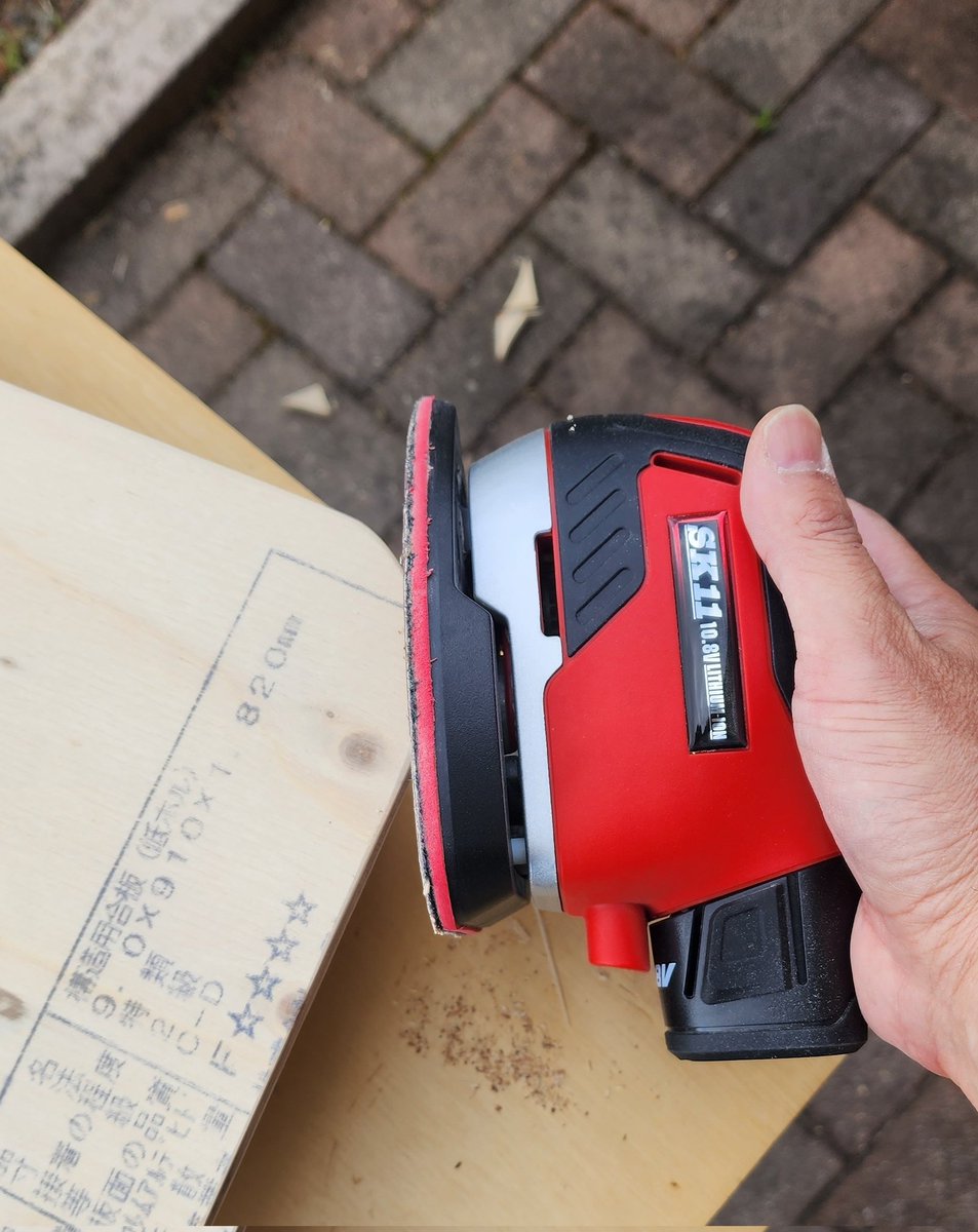 yitengzhishu's tweet photo. 切って削ってはっ付けて
久しぶりのDIYは愉しい✨
これは焚火用ギアを入れる果物かごの蓋件テーブルです

#diy #電動丸のこ #ジグソー #サンダー #クランプ #hikoki #bosch #sk11 #workpro https://t.co/bg3VeqLCWY