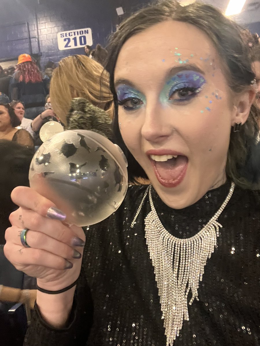 spacewafflehou1's tweet photo. Legally obligated to take a selfie with the broken army bomb that smacked the shit out of my head during Cypher part three https://t.co/cPlvh4WnUB