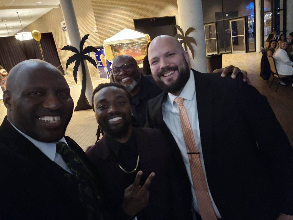 shenderson574's tweet photo. @SBRileyhigh 2023 Prom
#SafeProm #GoWildcats https://t.co/5V7aGg5tMu