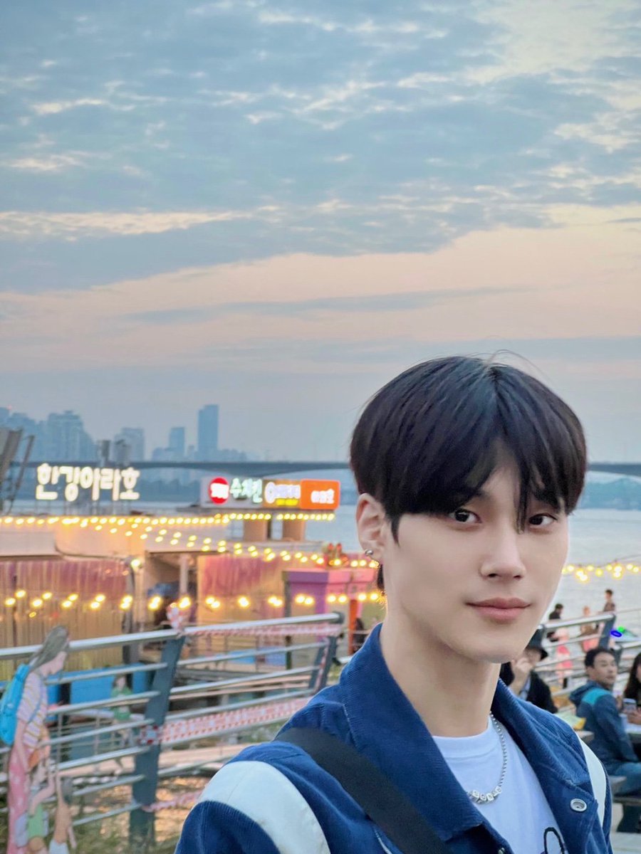 [#한빈]

안녕하세요 한빈이에요!!
여러분 잘 지내고 계시나요? 오늘 하루는 어땠어요?

오늘도 계속 비도 오고 우중충한 날씨 때문에 기분이 꿀꿀하진 않았어요? ㅠㅠ

비 맞지 않도록 우산 챙기는 거 꼭 까먹지 말고
감기 걸리지 않게 조심하기!