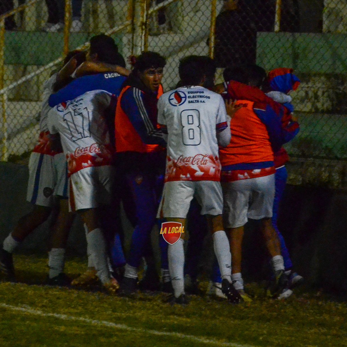 crypto_solflow's tweet photo. #Anual2023 | Zona 2 - Fecha 7 |
Final del partido. El Tricolor venció a Castañares con goles de Lautaro Gomez y Tomas Padilla. Para el conjunto de zona norte anotó Ignacio Flores. Con este resultado Cachorros se clasificó a la Copa Salta.
#RepúblicaCastañares 1
#LosCachorros 2 https://t.co/PKFwX0zrvE
