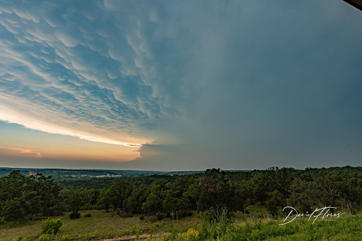 Beautiful view of the huge storm in Burnet from Georgetown. Look at the Mammatus!! 
<a href="/averytomascowx/">Avery Tomasco</a> <a href="/TravisCOSW/">TravisCountySevereWx</a> <a href="/WilliamsonCOSWx/">WilliamsonCountySevereWx</a>