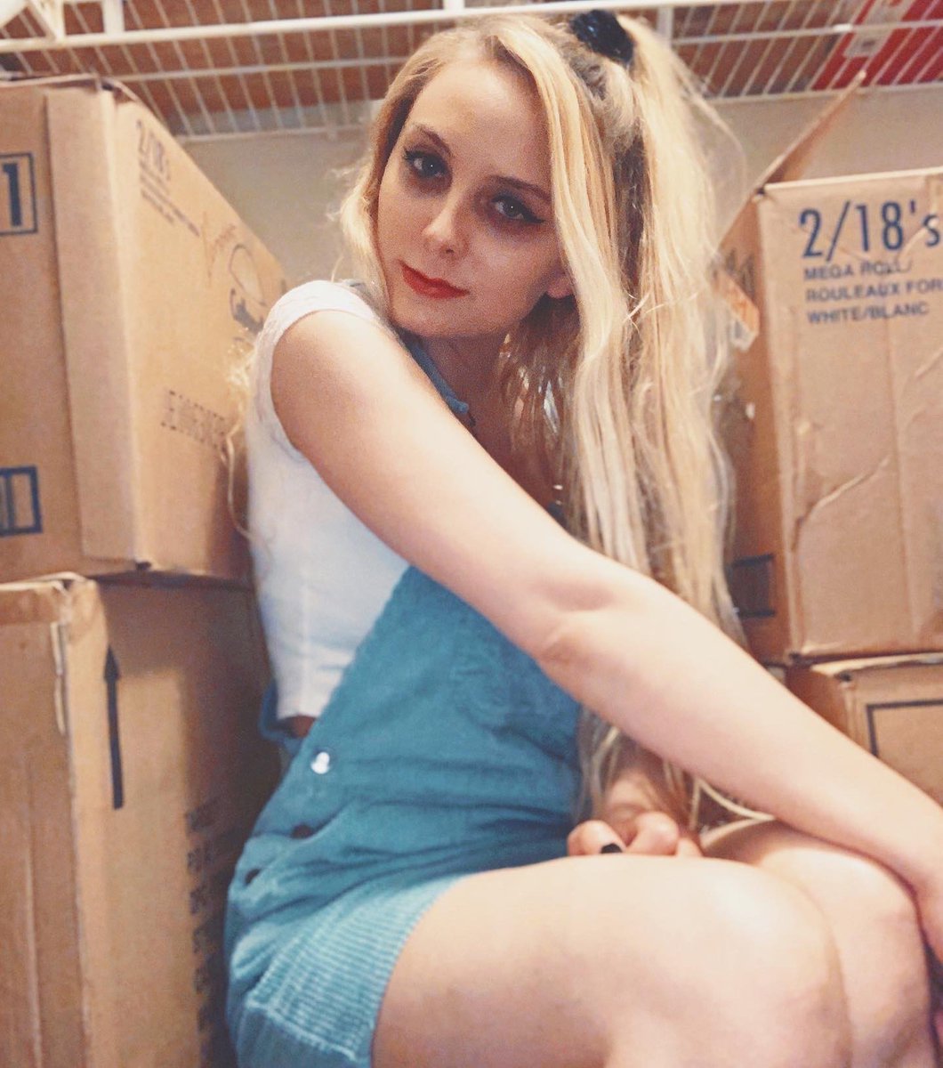 KatieInABox's tweet photo. i never stay in one place for too long .📦📦📦✌🏻 https://t.co/RUQaHskaTj