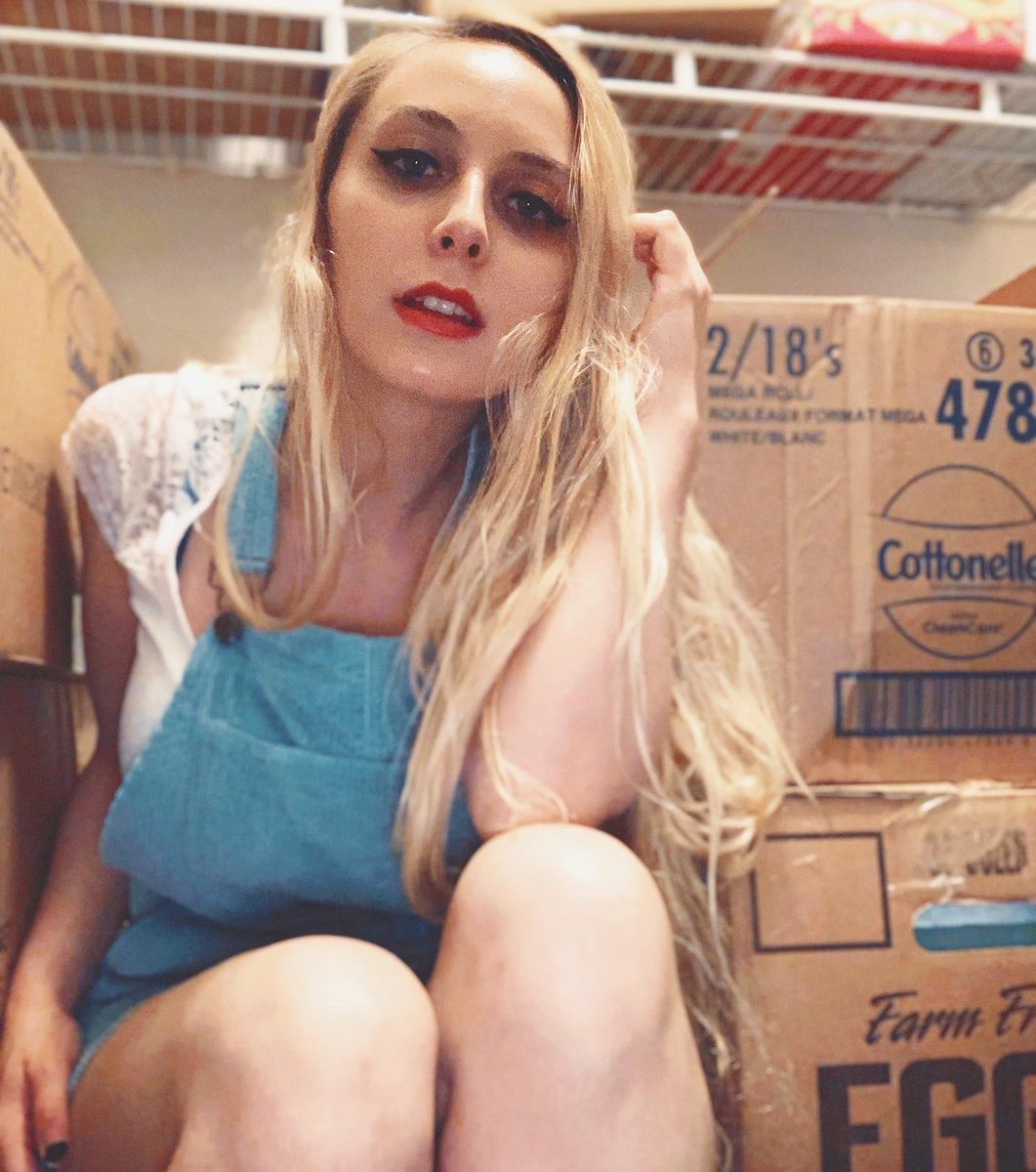 KatieInABox's tweet photo. i never stay in one place for too long .📦📦📦✌🏻 https://t.co/RUQaHskaTj