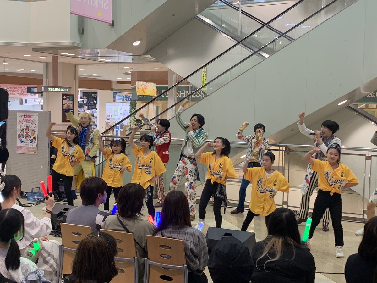 fmitonagisa's tweet photo. #FFM伊東なぎさステーション
開局25周年記念
#甘党男子
LIVE
#FunDream
のみなさんも元気いっぱい❣️
マルシェもやってるよ! https://t.co/fApkxop0oJ