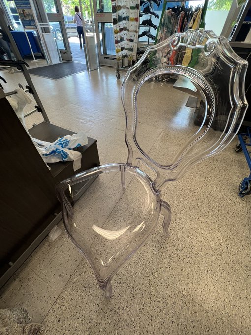 Found a new cam chair 😍 https://t.co/XQxOrwR75i