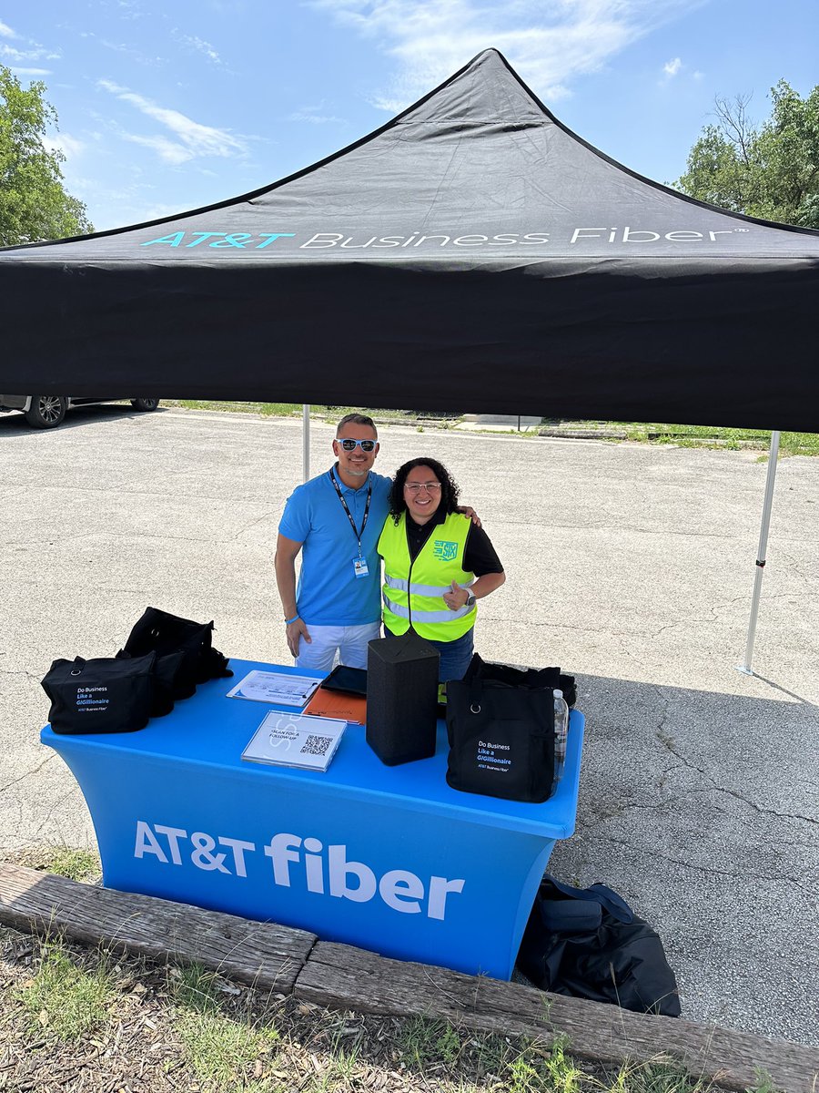 CarrizalesJudy's tweet image. Major shoutout to the leadership team at #ATTWestover @rtjaramillo12 @Albertoattemp for taking the lead with this new Business Fiber community! Signed up a customer on Day 1 and have multiple appointments scheduled for next week! #SmallBusinessWeek #STXFiberFlex @STXspeaks