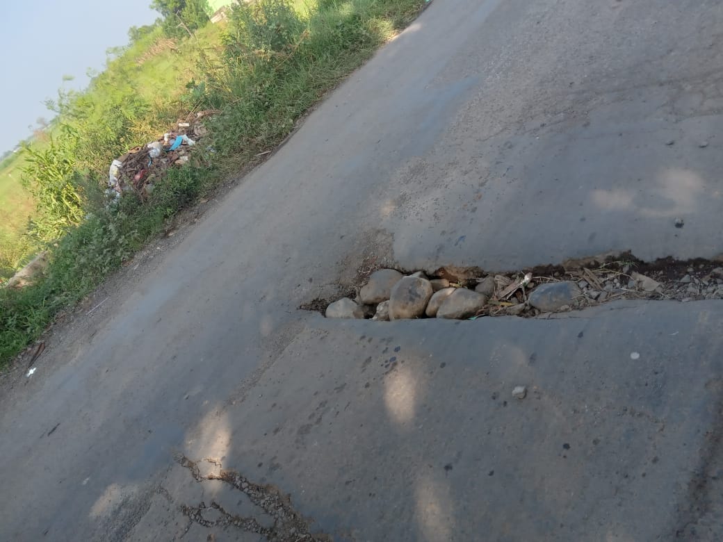 memeitusatir's tweet photo. ini min @LaporGub_  @KalinyamatanKec . lokasi di dekat balaidesa damarjati juga, kadesnya entah rabun atau apa. jembatan rusak udah berbulan bulanya bukanya benerin malah cuma di tambal batu. ini lokasi tidak jauh dari jalan yang di tutup tong juga https://t.co/dvZeanhEdx