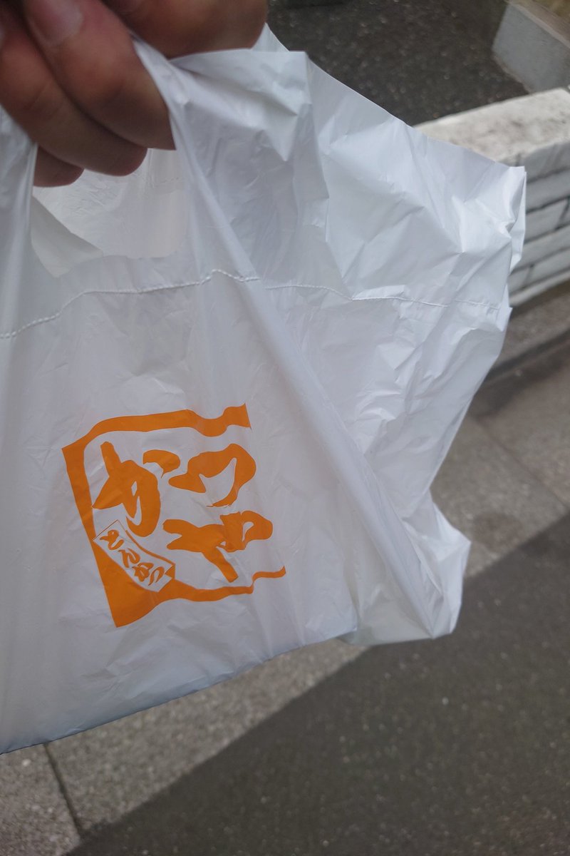 ウーバーやってはじめての破棄が出た
現地到着し呼び鈴鳴らすも注文者出て来ず
メールと電話しても繋がらない
とりあえずサポートに連絡してタイマー切れで破棄になりました
ピーク中だから最悪…