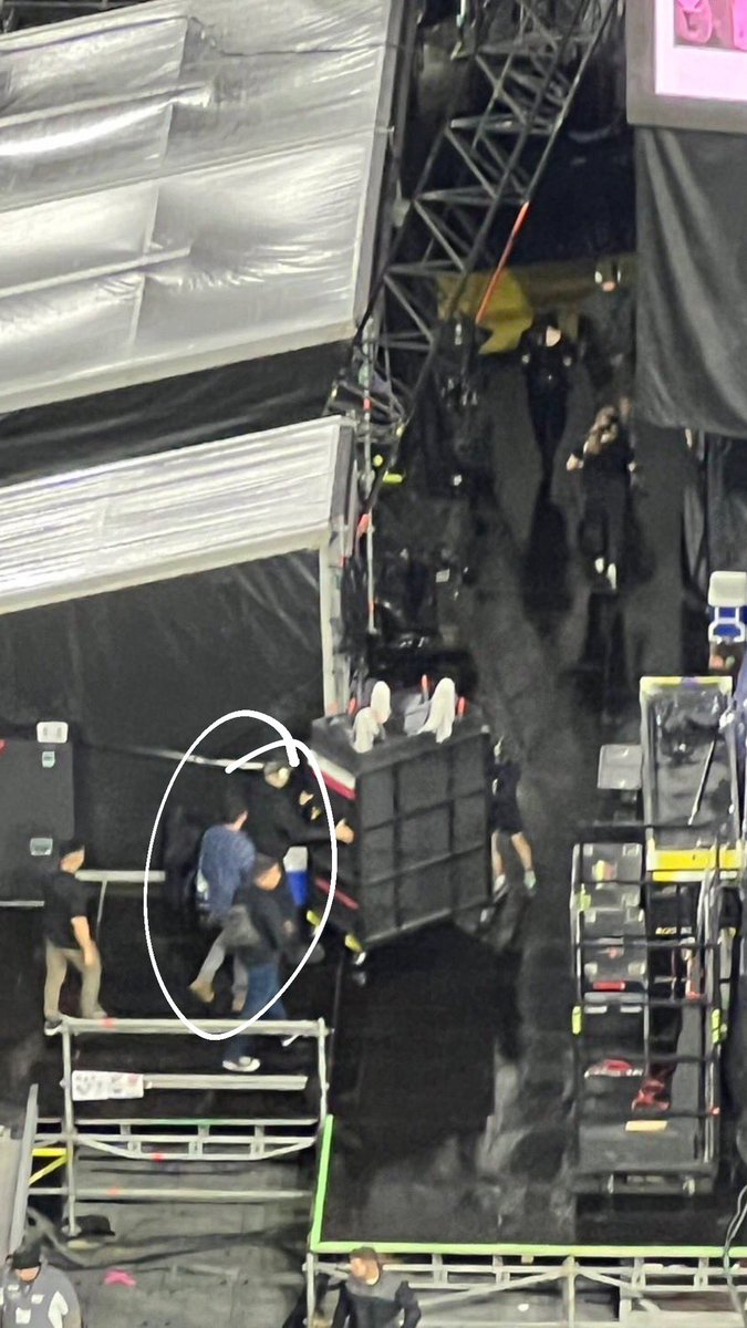 swiftieboston's tweet photo. HE WALKED HER TO STAGE??? https://t.co/vMQEtcTjOK