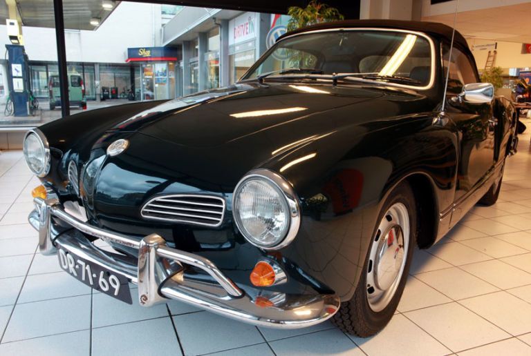 hkb73's tweet photo. Volkswagen Karmann Ghia (1955–1974)

The Karmann Ghia was a surprisingly popular experiment for VW. The sporty coupe was built largely from the existing Beetle model, but featured bodywork by Italian designer Ghia and German coachbuilder Karmann. https://t.co/XLGdF8UBVy