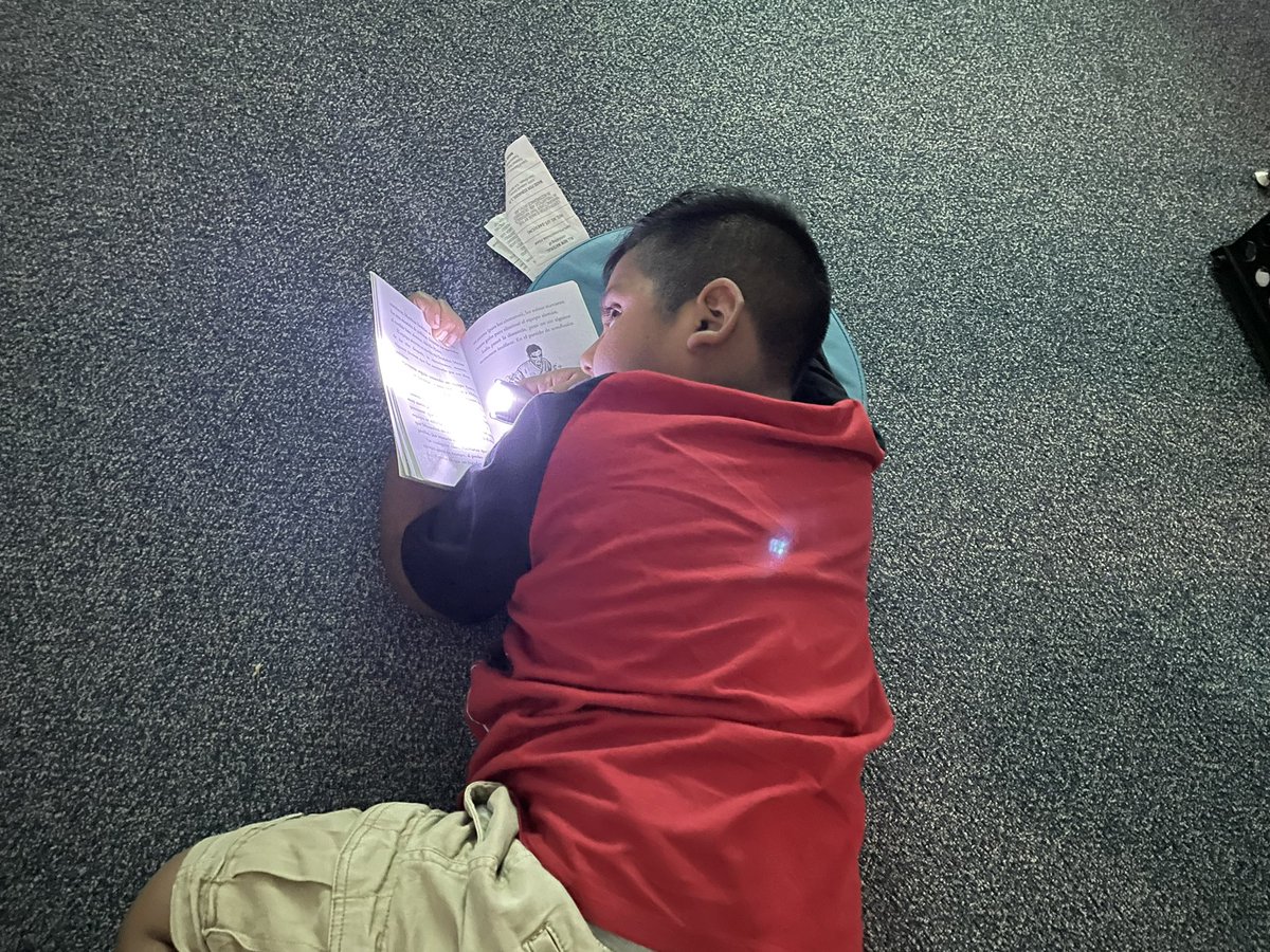 Sra_Wade's tweet photo. Flashlight reading is a BIG hit in my classroom! #SraWade2nd #christienation https://t.co/DZohLqnn11
