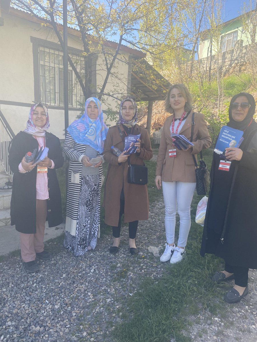 chpkadinercis's tweet photo. Karış karış gezerek ilerlediğimiz bu yolda Sn 13.Cumhurbaşkanımız @kilicdarogluk nun ve milletvekili adayımız Sn @bedirhanogluvan ve Sn @mvercancicek65 in selamlarını ilettik.  15 Mayıs Sabahı Baharı yaşıyacağız.
#sanasöz  @ChpErcis @ChpkadV @CHPVAN_ @chpercis65 https://t.co/K3q1xuYIgK
