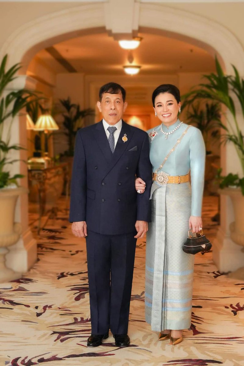 PingAng7822's tweet photo. วันที่ 5 พฤษภาคม 2566
ในหลวง พระราชินี  เสด็จฯโดยรถยนต์พระที่นั่งจากโรงแรมเดอะแลนด์มาร์ค ลอนดอน  ซึ่งเป็นที่ประทับแรม ไปทรงร่วมงานพระราชทานเลี้ยงรับรองพระประมุข ประมุข และผู้แทนของประเทศต่าง ๆ  ตามคำทูลเชิญของสมเด็จ
พระเจ้าชาลส์ที่ 3 แห่งสหราชอาณาจักรบริเตนใหญ่และไอร์แลนด์เหนือ  ณ พระราชวังบักกิงแฮม
#Coronation      
#QueenSuthida 
#พระราชินีสุทิดา #苏提达王后
Cr. Getty Images,พระราชวัง Buckingham Palace,FB พระลาน (1)