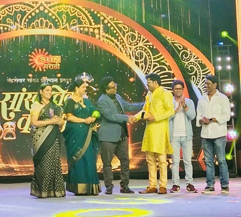 girishwankhede's tweet image. Honoured to present the Best Playwright Award’ to Prakash Bhagwat. #MohanJoshi and #KumarSohoni received the Lifetime Achievement Awards, #nageshbhonsle handed some prestigious awards to the winners along with #samirchaughule and #AnantJog…