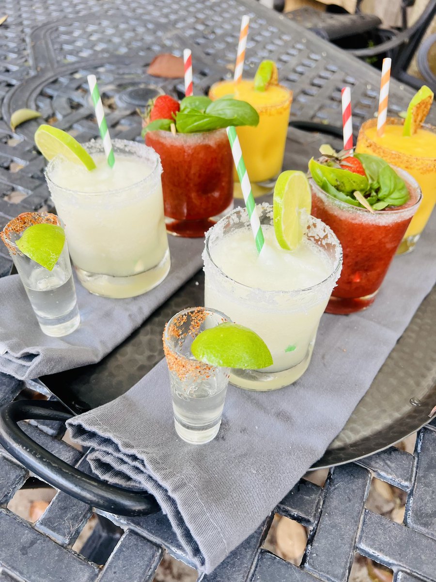 sundaymealprep1's tweet photo. It’s fun being a content creator on Cinco de Mayo! 😎

#cincodemayo #margaritas #ContentCreator #recipecreator #cocktailrecipe https://t.co/HCwWqFzmrU