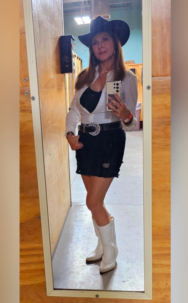 SassyGingerNin1's tweet photo. Well Howdy! Channeling my inner Cowgirl on this Friday night. I ventured out to a local country western club for some line dancing and, of course, #thegitup #CowgirlUp #FridayVibes https://t.co/lbQ5o4AaVC