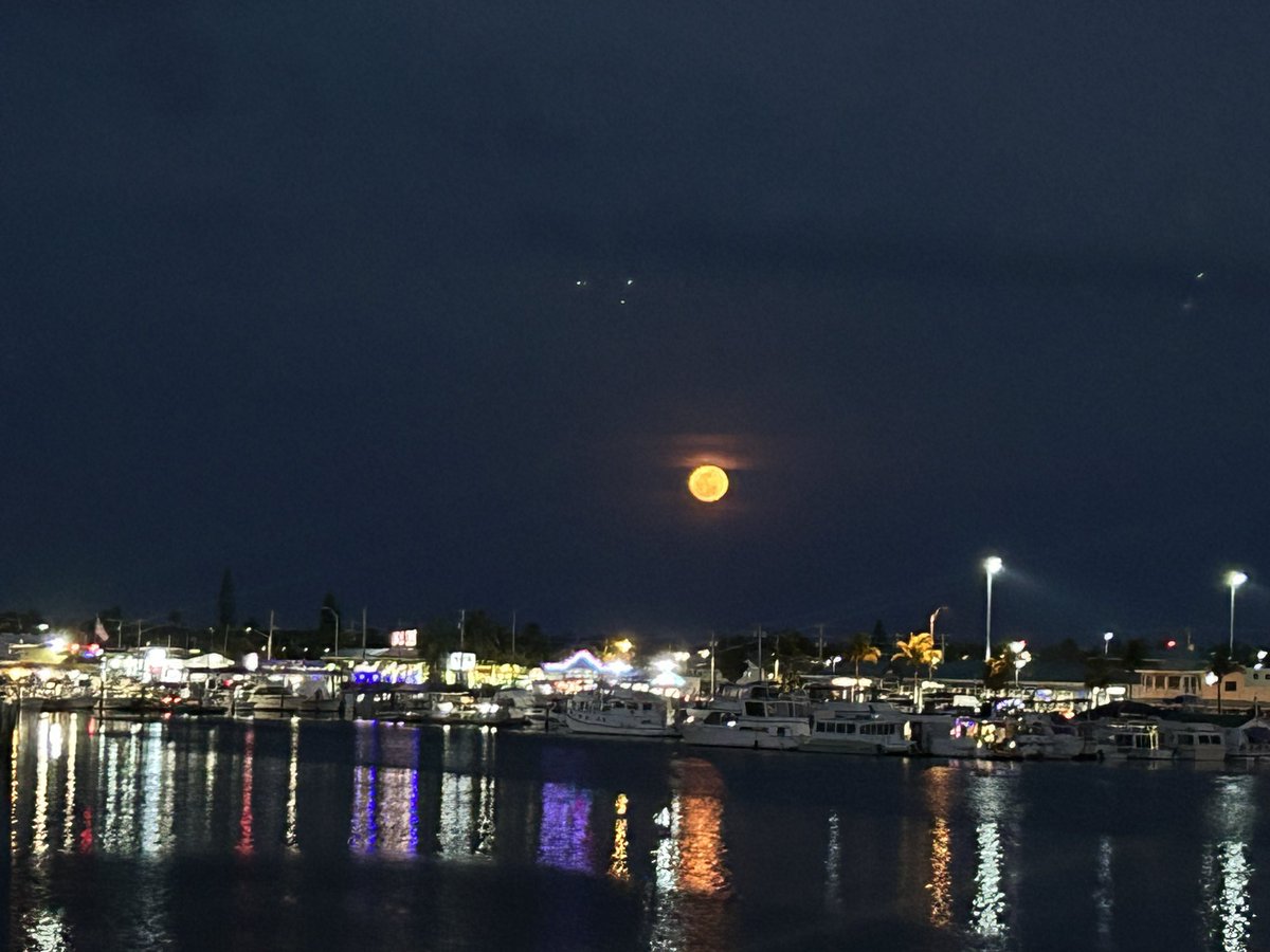GwenFilosaMedia's tweet photo. Flower moon over the Florida Keys tonight. 📷 @NWSKeyWest video and second pic from the deck at Thai Island in Key West. #flowermoon #keywest #moonstuff #nightsky https://t.co/4IqJ1m7cZV