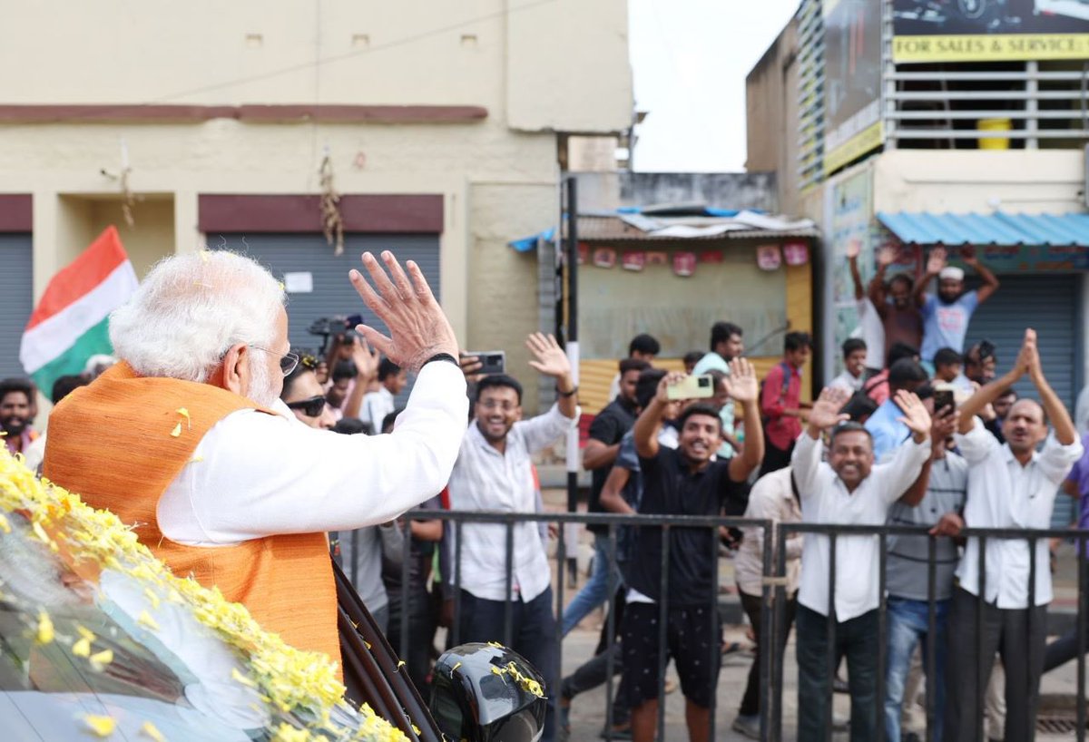 AdvRavindraIND's tweet photo. प्रधान सेवक श्री @narendramodi जी को कर्नाटक की जनता द्वारा दिए जा रहे इसी अपार समर्थन को देखकर सारे विरोधी परेशान है। 

#ModiWinningKarnataka
https://t.co/8oAqS0lb8F