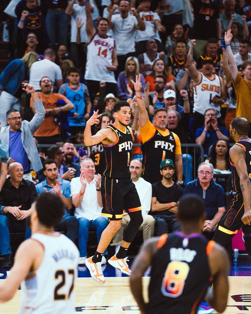 DBookTeam's tweet photo. Devin Booker at half:

27 PTS
12-15 FG
3-5 3PT

📸: @Savagee https://t.co/BE773n9idS