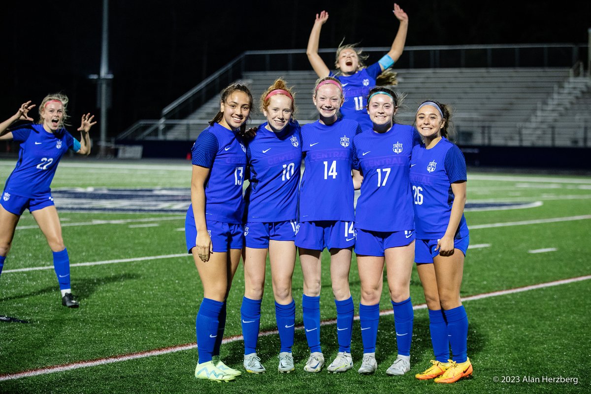Team captains <a href="/Mia_jorgy/">Mia</a> and <a href="/GossetElise/">Elise Gosset</a> assist <a href="/BCgirlssoccer/">BC Girls Soccer</a>'s  five freshmen with their group photo.