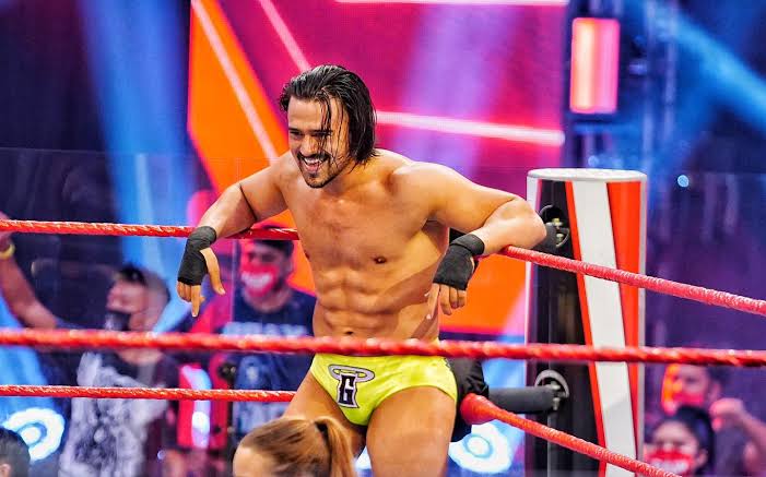Hace 3 años #ReyMysterio: "Ángel Garza es sin duda la mayor estrella mexicana que tiene WWE actualmente, domina tanto español como inglés, y todos sabemos que si solo manejas el español, no tendrás futuro en la empresa. Garza tiene un manejo perfecto de ambos idiomas, tiene un