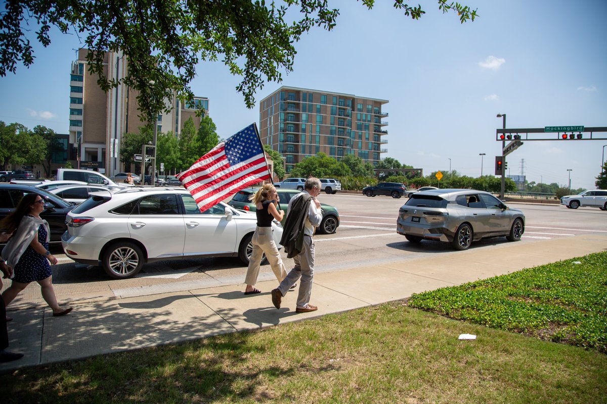 TheBushCenter's tweet image. 1 flag. 50 days. 4,000 miles. 

Today, the Bush Center was honored to welcome the @TeamRWB #OldGloryRelay. Bush Center staff and Veteran Wellness Alliance members had the opportunity to carry the flag in support of veteran well-being. 

Safe travels on the way to Atlanta!