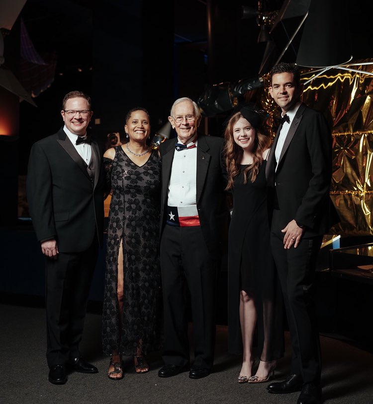 Xtina_Korp's tweet photo. Happy Astronaut Day!

One year ago these beautiful astronaut portraits were taken by Matt Porteous in London at the Science Museum the night of the first annual #AimHigher Gala aka the “Space Oscars.” 
📷 by @mattporteous 
#spaceforabetterworld https://t.co/pKWK1qXXCY