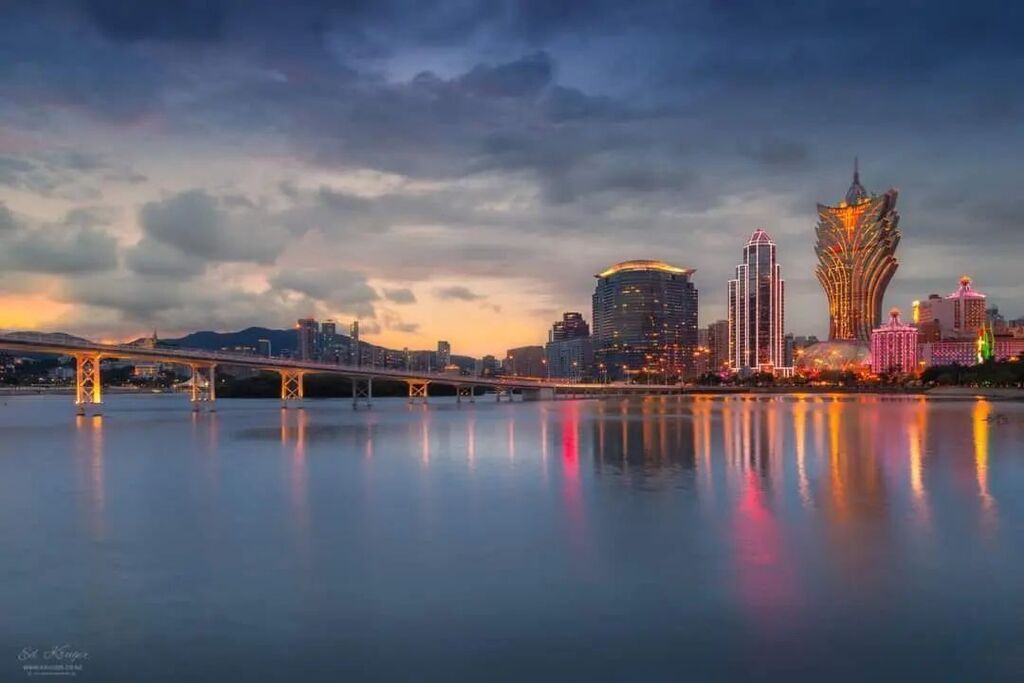 Ed_Kruger's tweet photo. A mesmerizing sunset paints the sky above Nam Van Lake, adorned by the magnificent Lisboa Casino. 
Macao, China

#edkruger #ed_kruger #travelphotography #china #macao #macau #urban #sunset #sunsetphotography #urbanphotography https://t.co/1sfw9fSmoo https://t.co/6K5OQzPJ6l