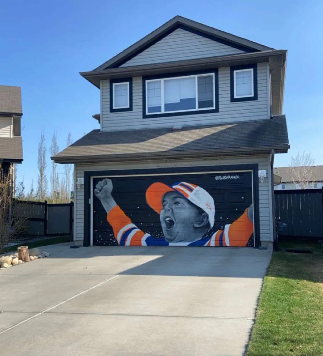 BLuchanski's tweet image. This garage door is amazing 🧡💙

#LetsGoOilers #ONOilUp 

@BenStelterFund @m_dan25 @EdmontonOilers
