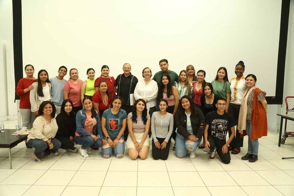 Muchas gracias a la maestra <a href="/carmenvilloro/">Carmen Villoro</a> y al maestro <a href="/JorgeSouzaJ/">Jorge Souza Jauffred</a> por traer la poesía al #CUValles. 

Sin duda fue una experiencia muy  enriquecedora para nuestra comunidad universitaria.