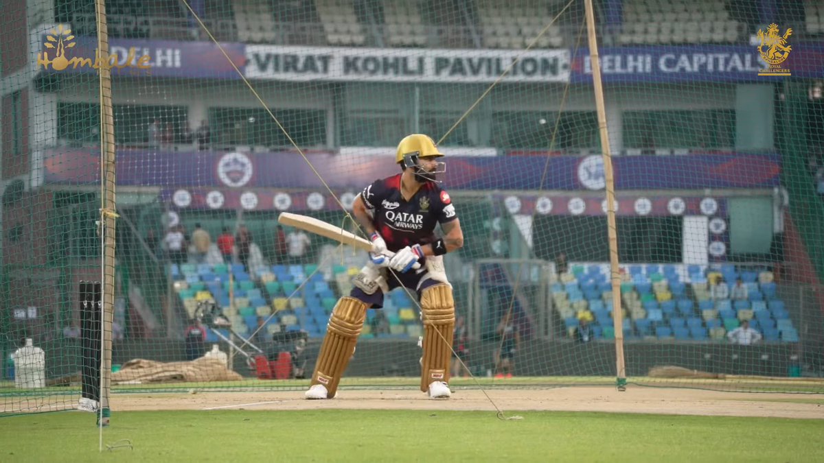 BluntIndianGal's tweet photo. Virat Kohli batting in front of his own Pavilion. What a frame 🔥 https://t.co/Fj6FpKxbPO