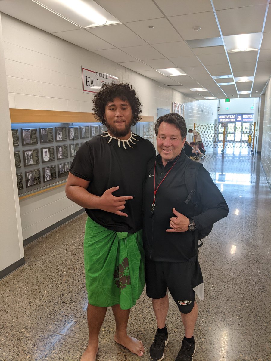 PhoenixRisingFB's tweet photo. Celebrating Cinco de Mayo and AAIP Month @Phoenix_Talent today with the SOU Samoan Club Dancers. Surprised and great to see SOU offensive lineman Filiga Mulipola. #Talofa https://t.co/Ea5WDKaSFQ